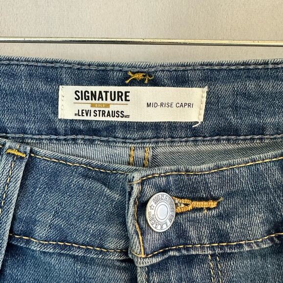 Signature by Levi Strauss & Co. Gold Label Women's Mid-Rise Slim Fit Capris 29W - Picture 2 of 6